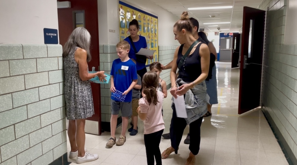 New students meet teachers and staff at Jefferson Elementary