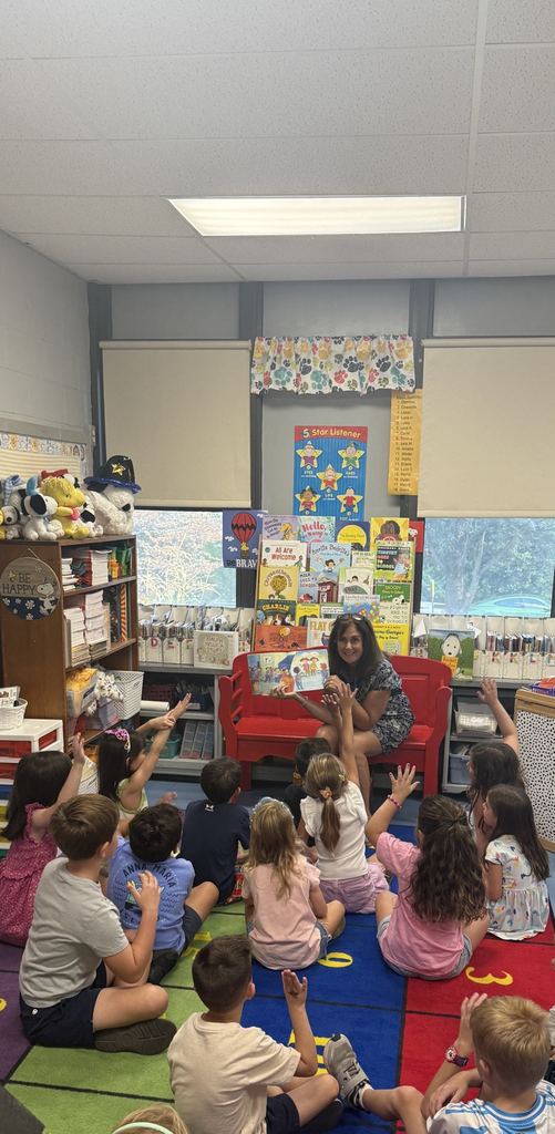 Wilson teacher reading to students 