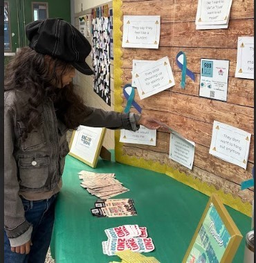 student reading posterboard