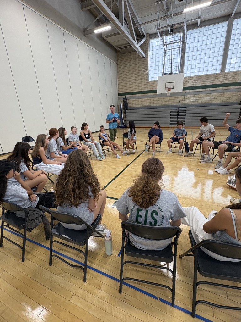 Peer Leaders discussing with facilitator 