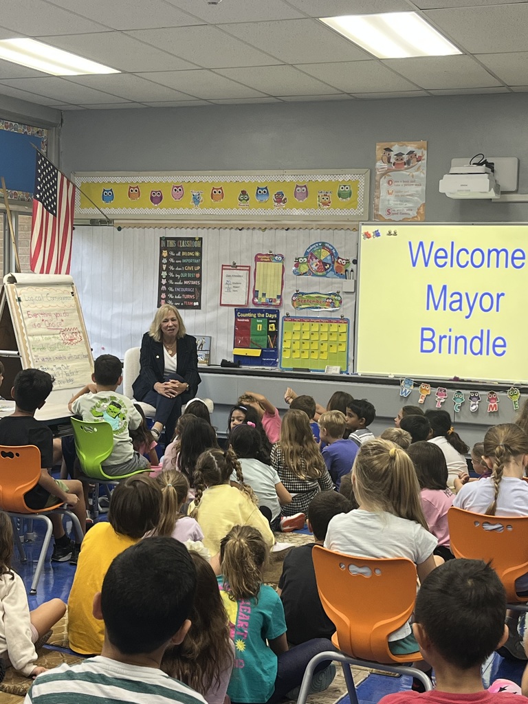 Mayor speaks with the students.