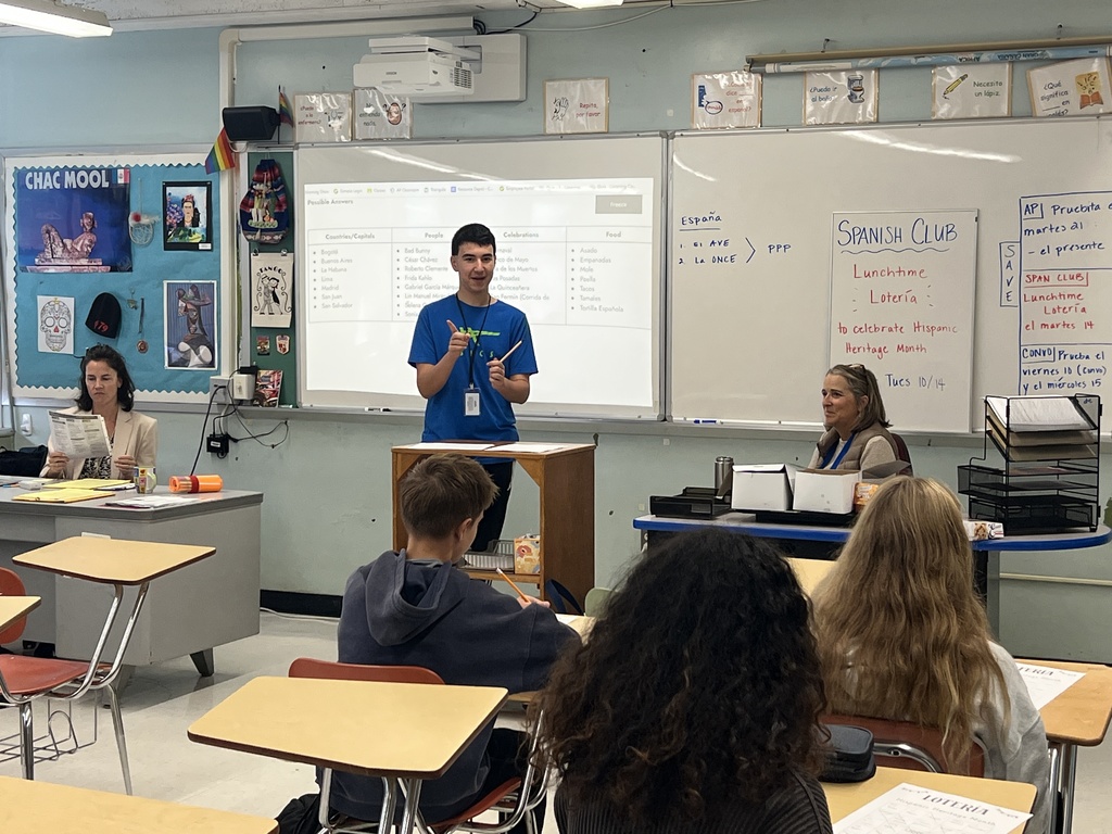 Spanish Club plays Loteria 