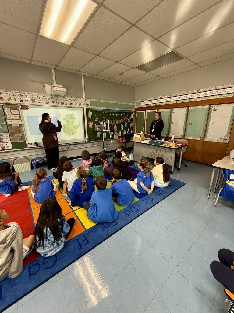 Presenter speaks about the culture of Guatamela.