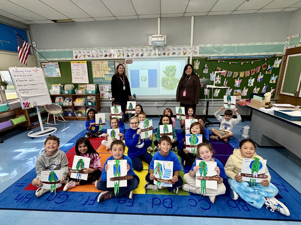 Students show their pictures.