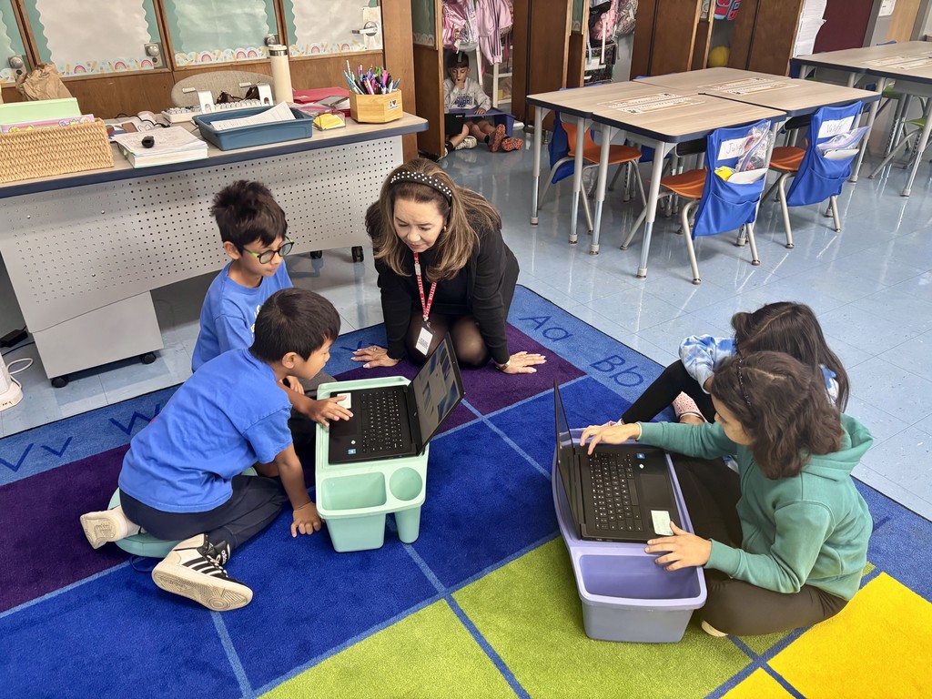 Students learning about Guatemala.