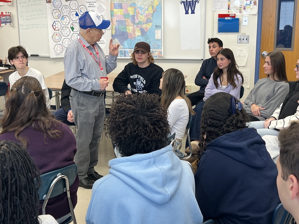 Sami Steigmann speaking to students