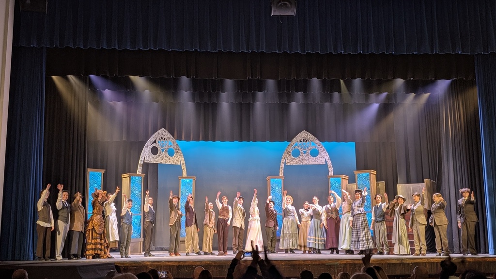 Cast taking a final bow