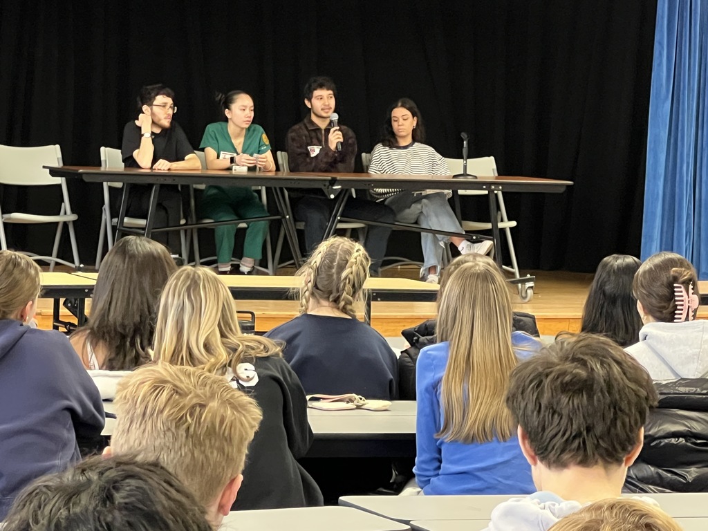 Alumni speak to students