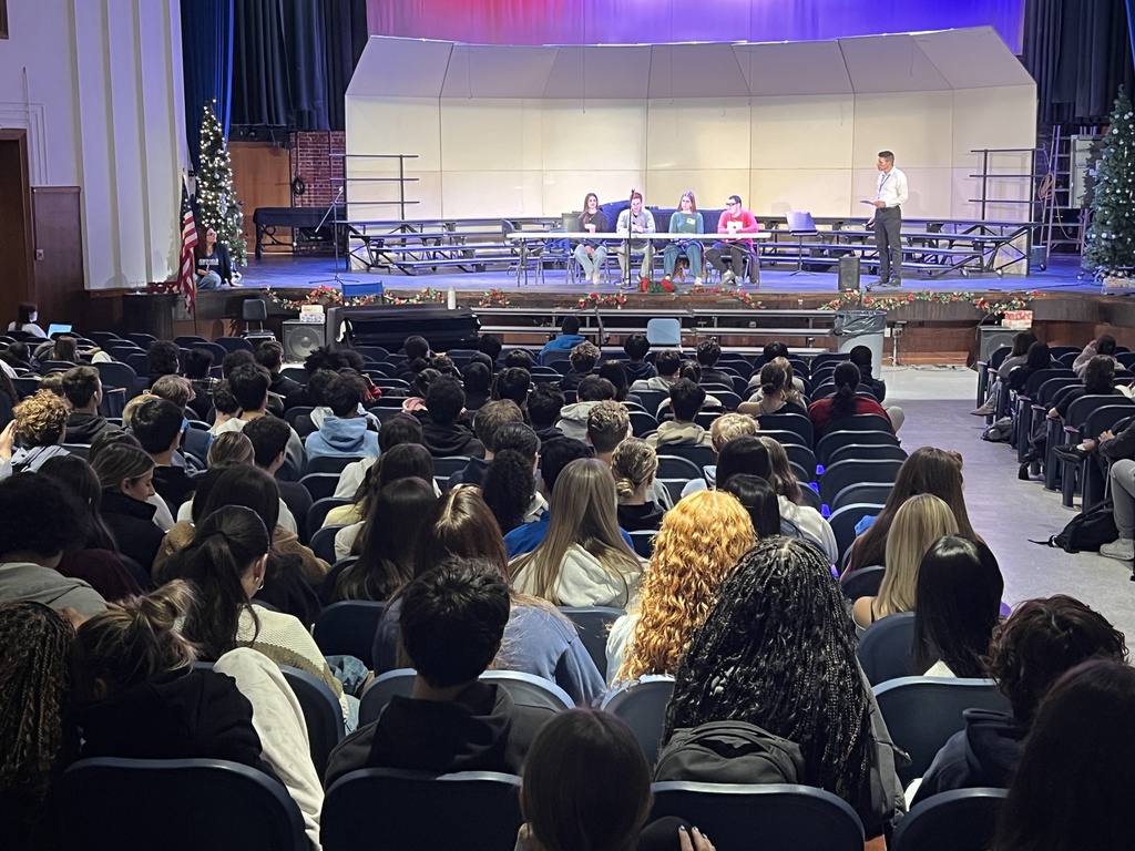 Alumni speak to students