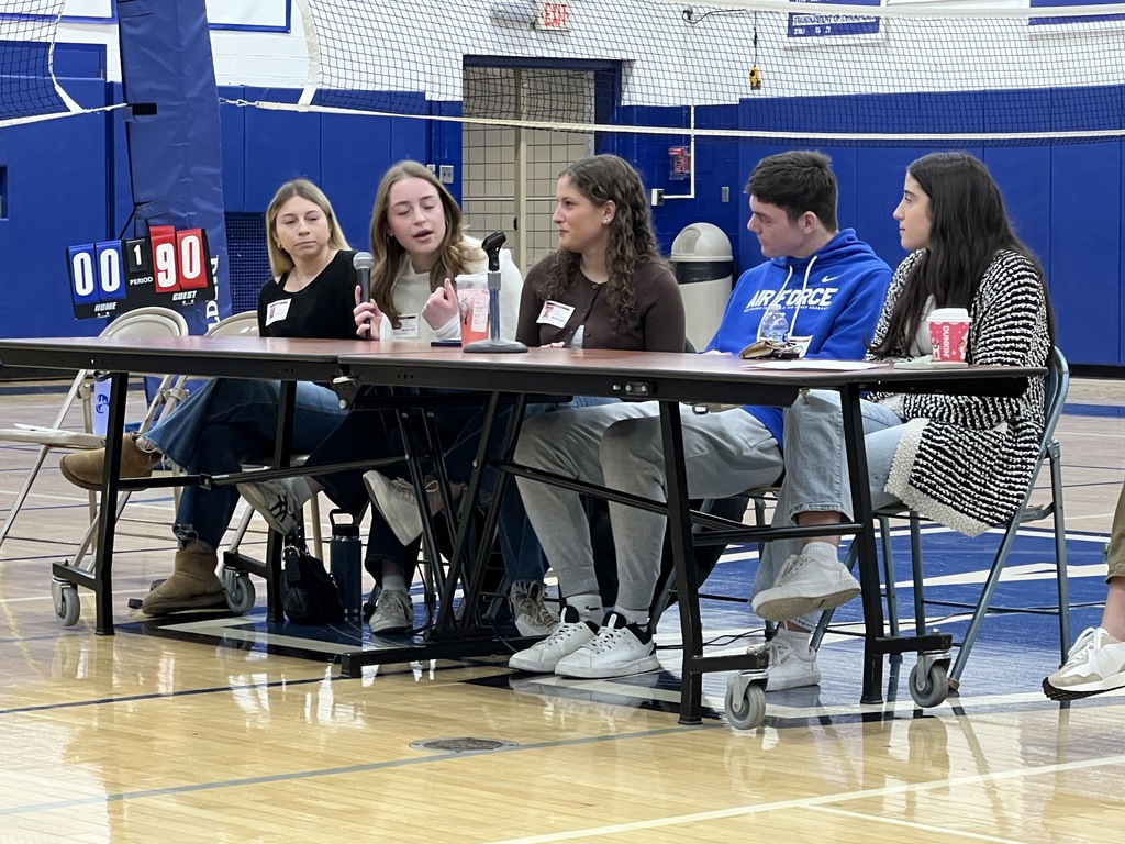 Alumni speak to students