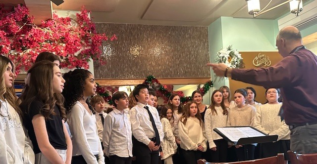 Earlier this week, Roosevelt students in our Sharps and Flats choral group had the opportunity to perform for the Rotary Club at Limani Seafood Grill. The students delivered a wonderful performance, showcasing their talent and dedication, and sounded absolutely amazing.