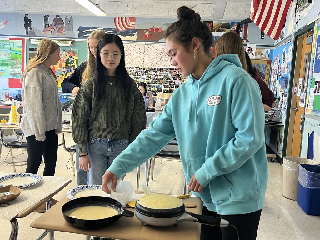 Students make crepes