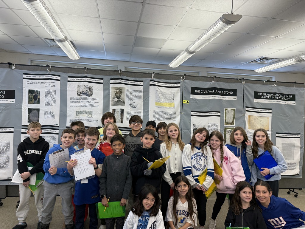 fourth grade class in front of exhibit