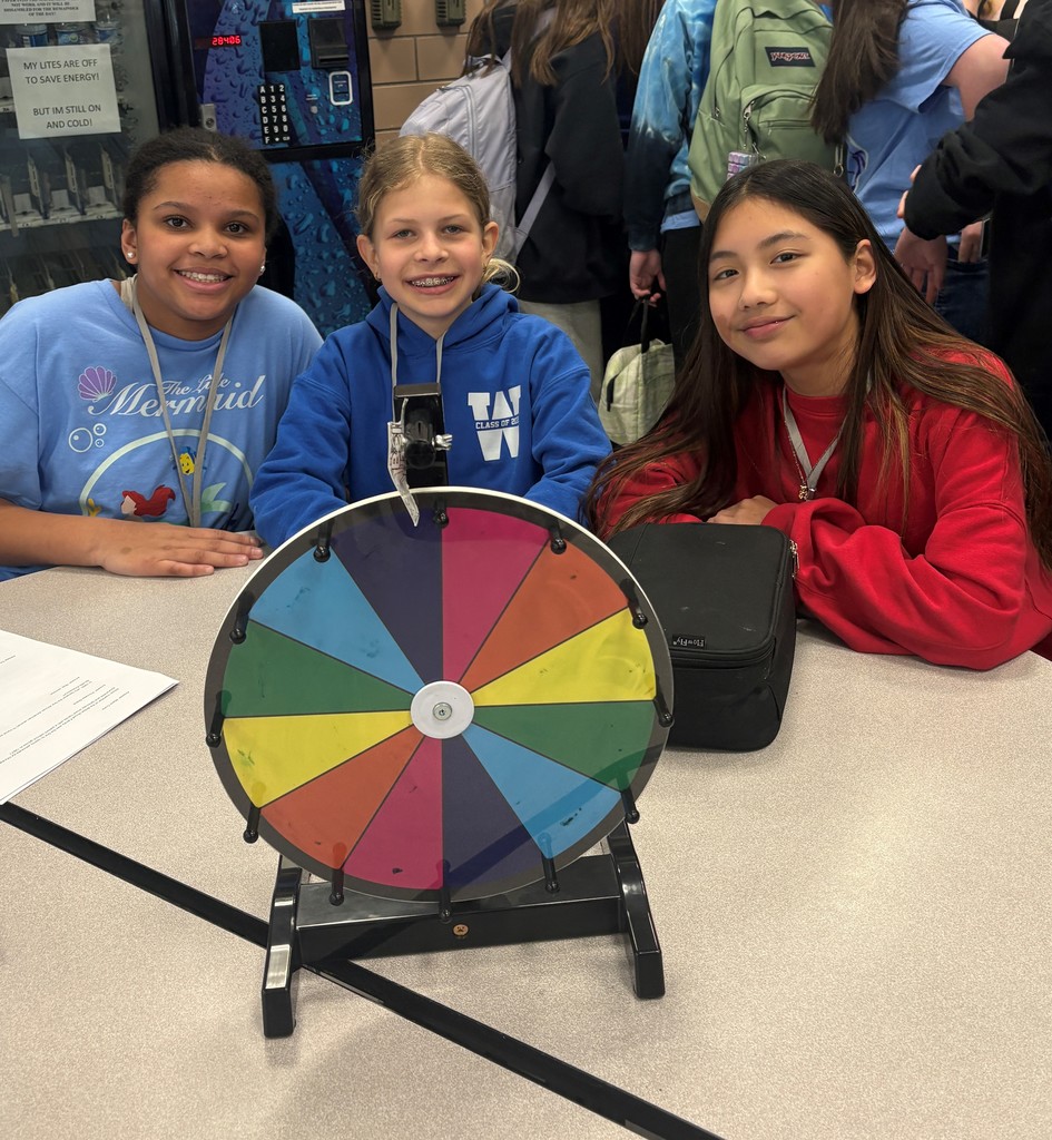 Students  hosting trivia