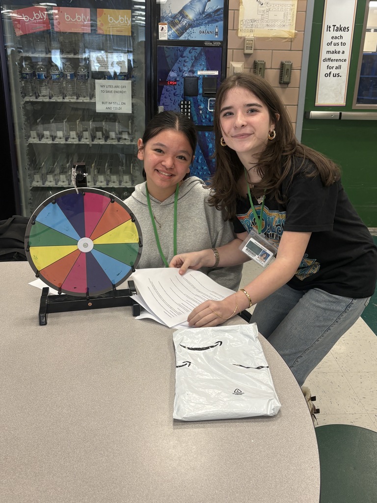 Students  hosting trivia