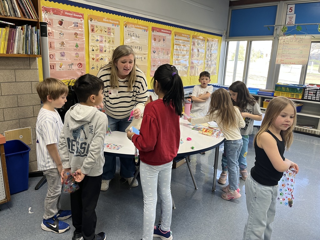 Parent volunteer assisting students as they made cards.