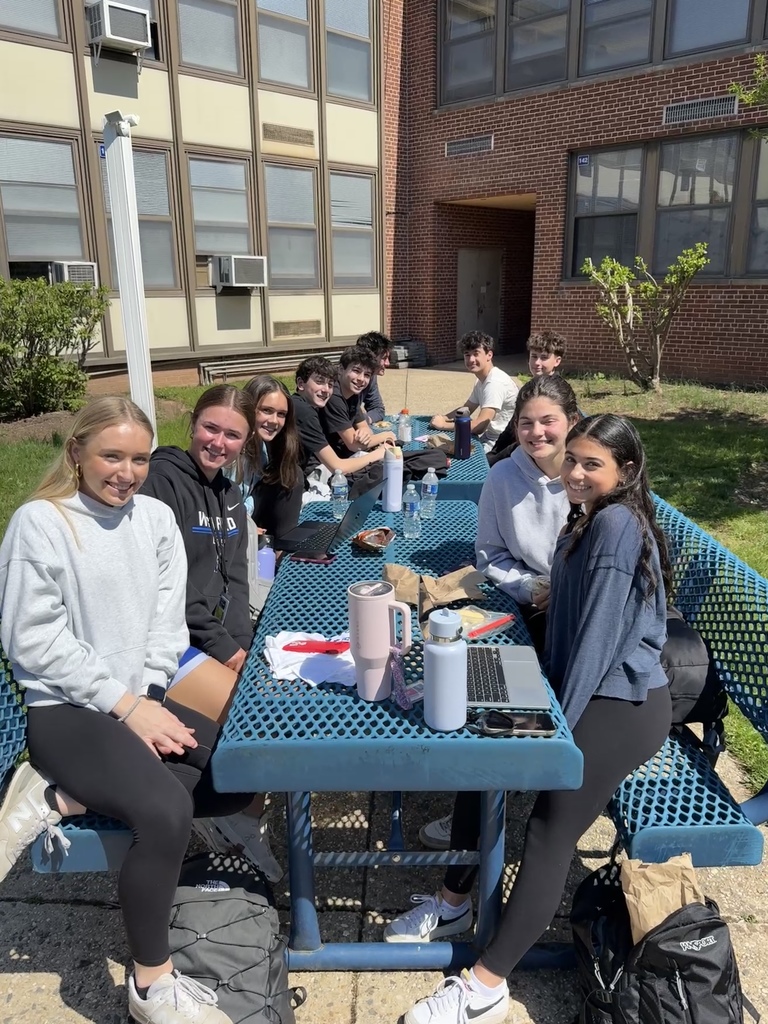 Students enjoying the nice weather with lunch outside