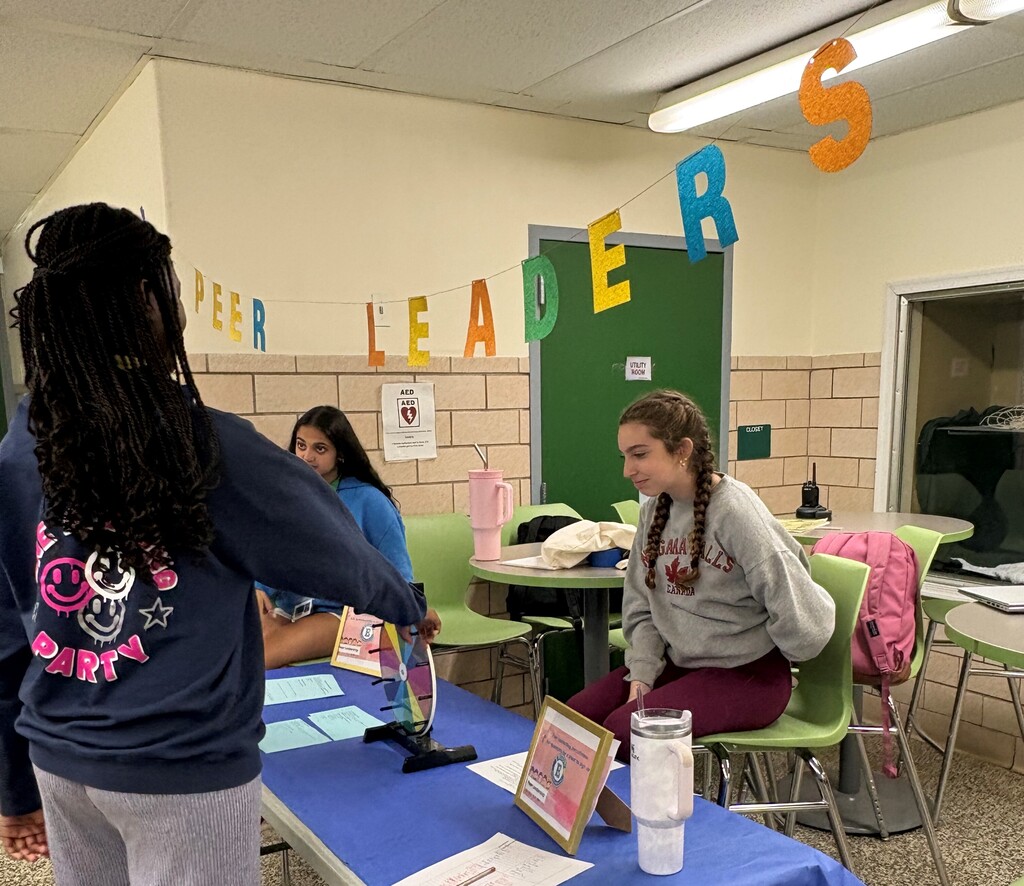 Peer leaders hosting  activity teaching 7th graders about leadership qualities.