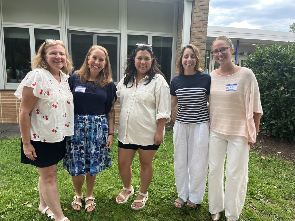 Teachers happy to join our event on this beautiful evening.