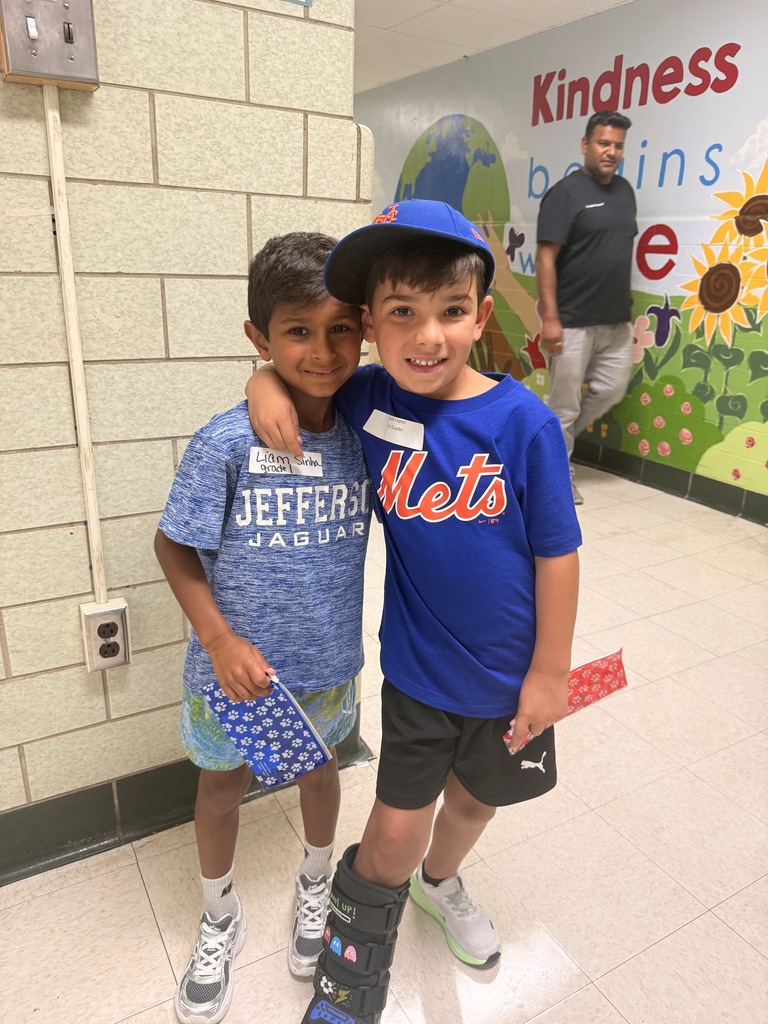 New students are having fun at the scavenger hunt