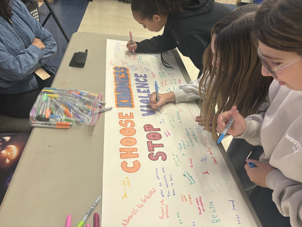 💙💛 Choose Kindness, Stop Violence! 🫶 Our students proudly signed our Choose Kindness, Stop Violence banner in recognition of National School Violence Awareness Week! Together, we are spreading kindness, promoting respect, and helping make Roosevelt a safe and welcoming place for all! 💙