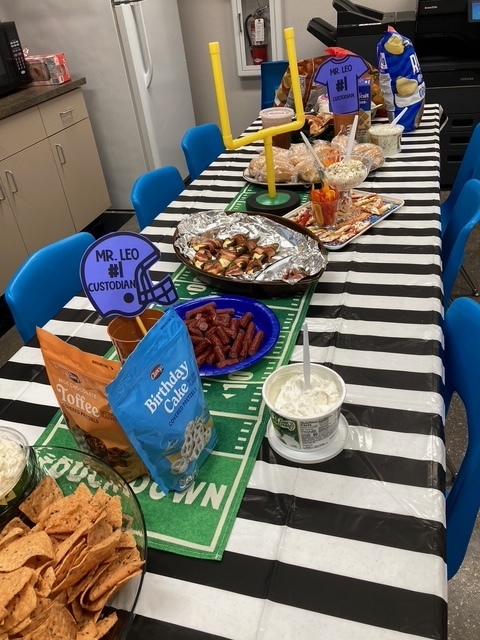 The wonderful tailgate party table