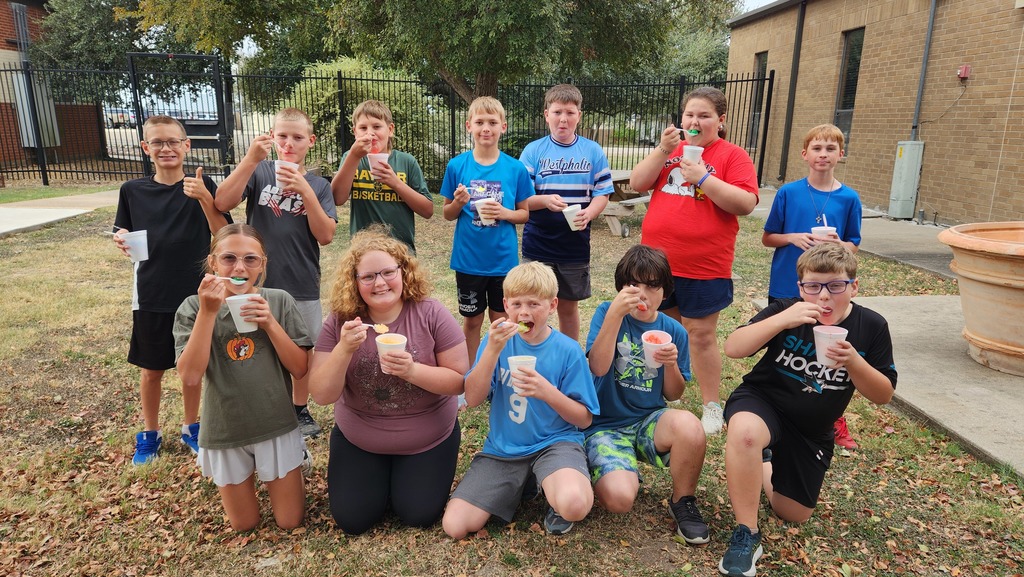 Students with sno cones