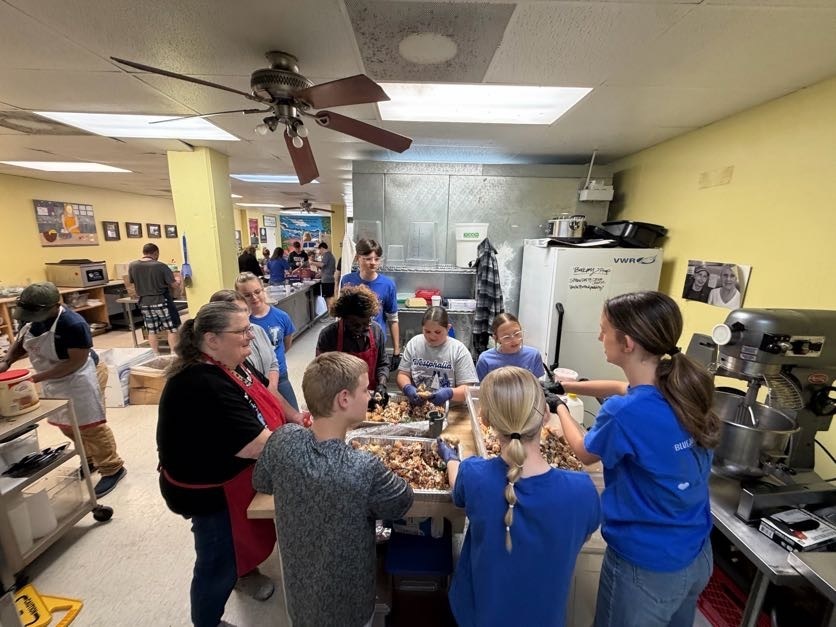 NJHS Students serve at Feed My Sheep