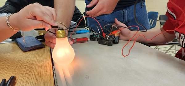 ⚡🔧 Hands-On Physics with Ms. Crow! 🔧⚡ Today in Physics, our students took on a creative challenge: completing a circuit using old, unusable wheel parts! 🚲⚡ With some problem-solving and teamwork, they built their circuits and then proudly shared their work with Mrs. Smith. Innovation, creativity, and science in action—way to go, Warriors!