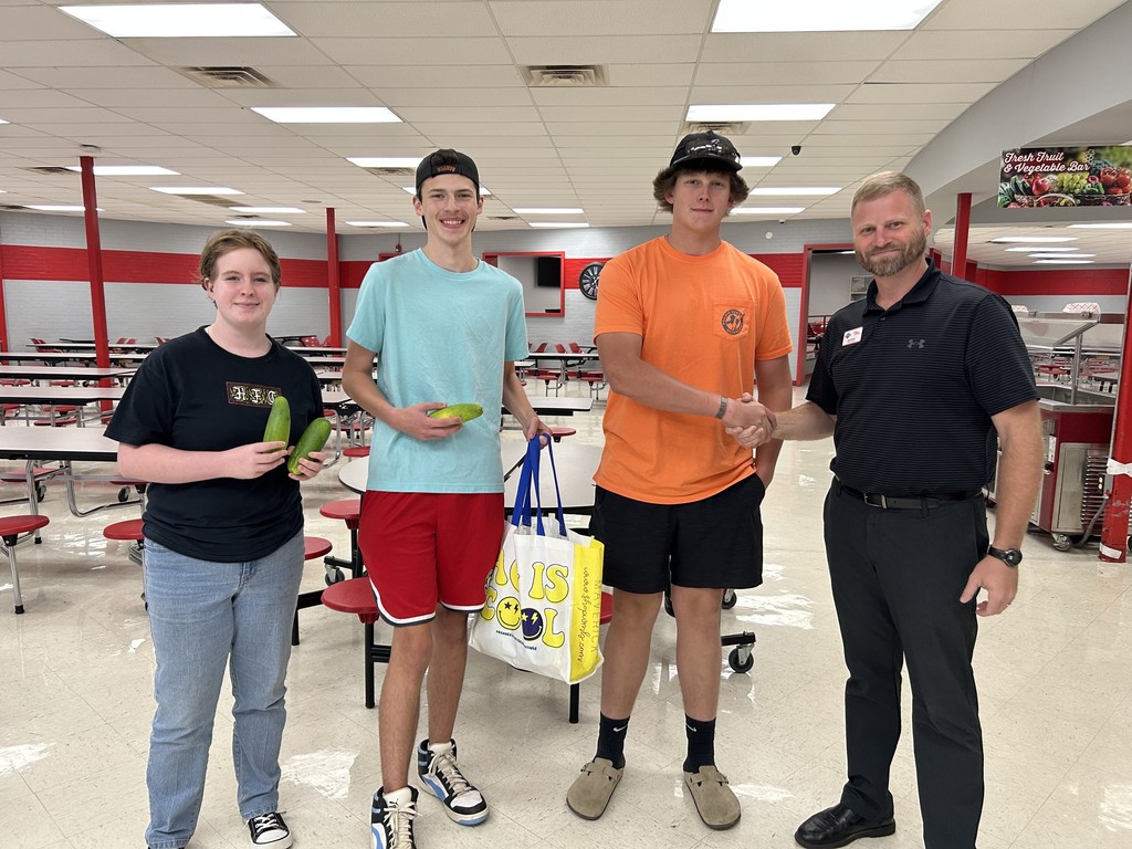 Big things are happening at Westside High School! For the first time, Agri-grown produce from our students made its way into the cafeteria. Our Advanced Plant Science students proudly donated fresh cucumbers yesterday alongside Mr. Jamie Moody with Opaa!, our new food service partner this school year. This milestone represents the start of an exciting partnership — connecting what students grow in class with what gets served on lunch trays. Hands-on learning, healthy food, and Warrior pride all in one. ❤️🤍
