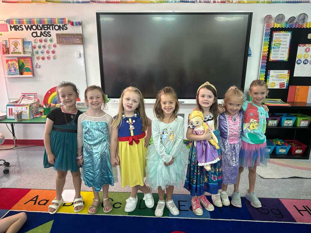 Westside Elementary did not disappoint today — our Lil Warriors showed up in full Pirate and Princess style for Homecoming Spirit Week! 🏴‍☠️👑 Thursday’s theme is Shipwrecked – Tacky Tourist! Grab your shades, hats, and vacation gear to keep the  fun rolling.  ❤️🤍