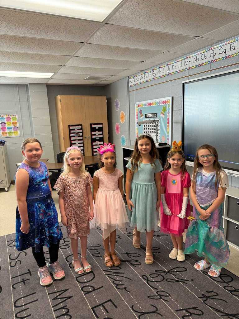 Westside Elementary did not disappoint today — our Lil Warriors showed up in full Pirate and Princess style for Homecoming Spirit Week! 🏴‍☠️👑 Thursday’s theme is Shipwrecked – Tacky Tourist! Grab your shades, hats, and vacation gear to keep the  fun rolling.  ❤️🤍