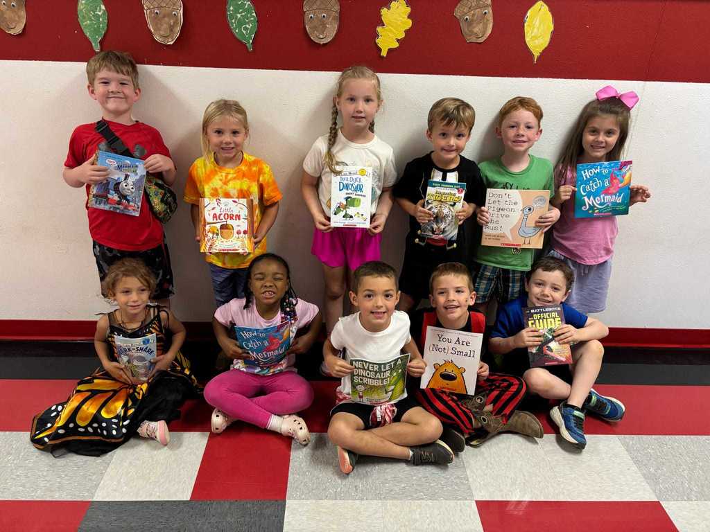 These Westside Elementary students showed awesome behavior in the classroom and earned themselves a free book!  A big thank you to our librarian, Mrs. Dena Fort, for making reading rewarding and fun! 🙌❤️🤍