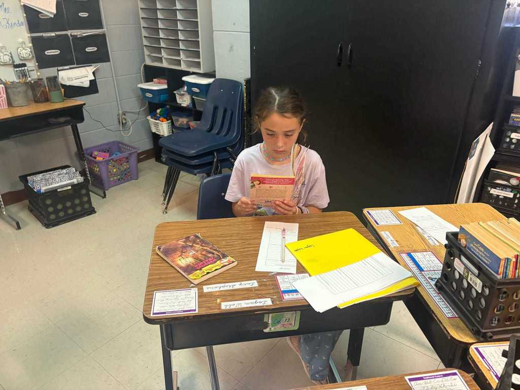 WES 4th graders in Ms. Cox’s reading classes visited the Class Café to “taste test” different genres of books! Students sampled stories, shared their favorites, decorated placemats, and even ended with a sweet cupcake treat.  Such a fun way to spark a love for reading! ❤️🤍