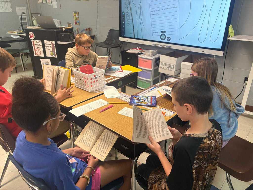 WES 4th graders in Ms. Cox’s reading classes visited the Class Café to “taste test” different genres of books! Students sampled stories, shared their favorites, decorated placemats, and even ended with a sweet cupcake treat.  Such a fun way to spark a love for reading! ❤️🤍