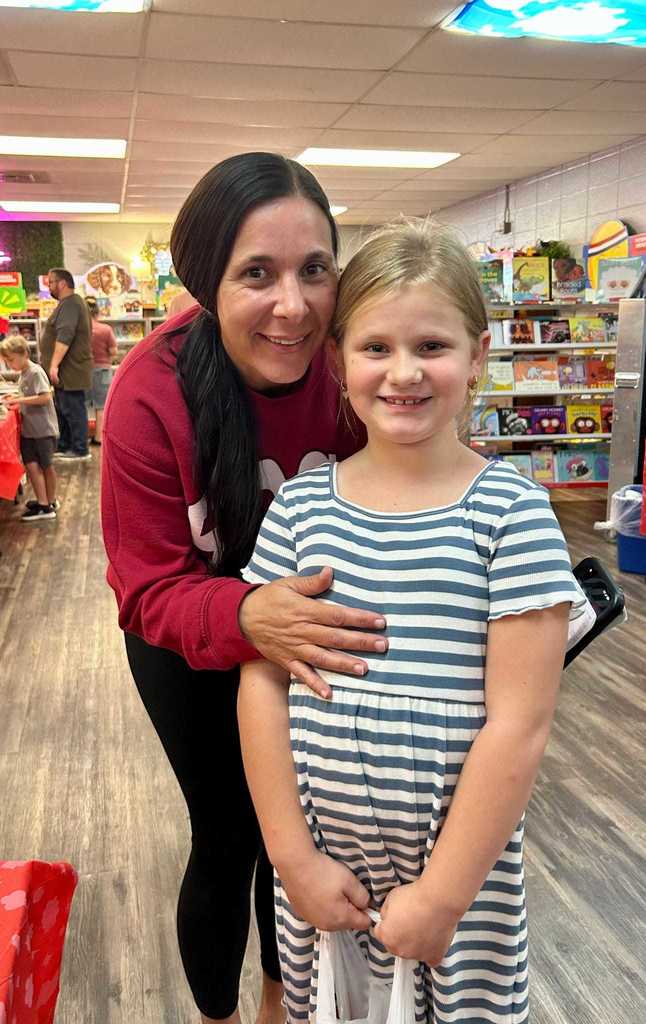 WES had a wonderful evening last night at the Book Fair during parent night!  We loved seeing so many parents and families come out to share in the joy of reading with their children. ❤️🤍  Thank you to all who stopped by, browsed the shelves, and made reading a family event. Your support helps create a love of books that lasts a lifetime! 