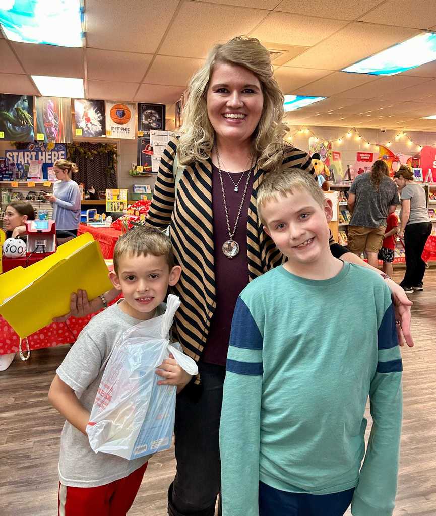 WES had a wonderful evening last night at the Book Fair during parent night!  We loved seeing so many parents and families come out to share in the joy of reading with their children. ❤️🤍  Thank you to all who stopped by, browsed the shelves, and made reading a family event. Your support helps create a love of books that lasts a lifetime! 