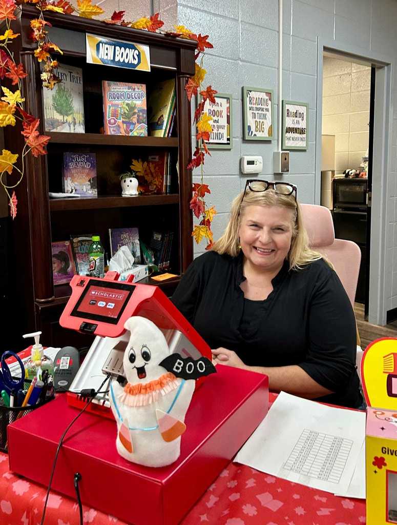 WES had a wonderful evening last night at the Book Fair during parent night!  We loved seeing so many parents and families come out to share in the joy of reading with their children. ❤️🤍  Thank you to all who stopped by, browsed the shelves, and made reading a family event. Your support helps create a love of books that lasts a lifetime! 