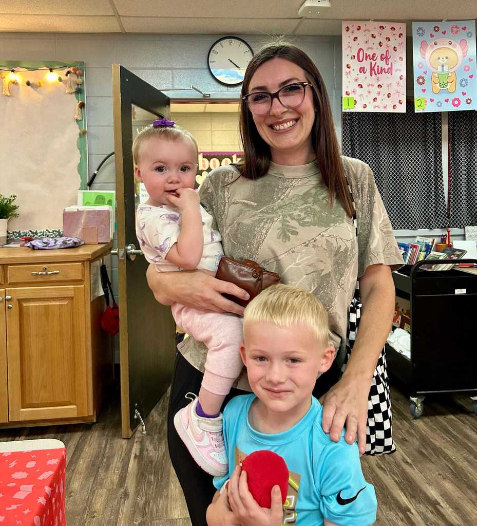 WES had a wonderful evening last night at the Book Fair during parent night!  We loved seeing so many parents and families come out to share in the joy of reading with their children. ❤️🤍  Thank you to all who stopped by, browsed the shelves, and made reading a family event. Your support helps create a love of books that lasts a lifetime! 