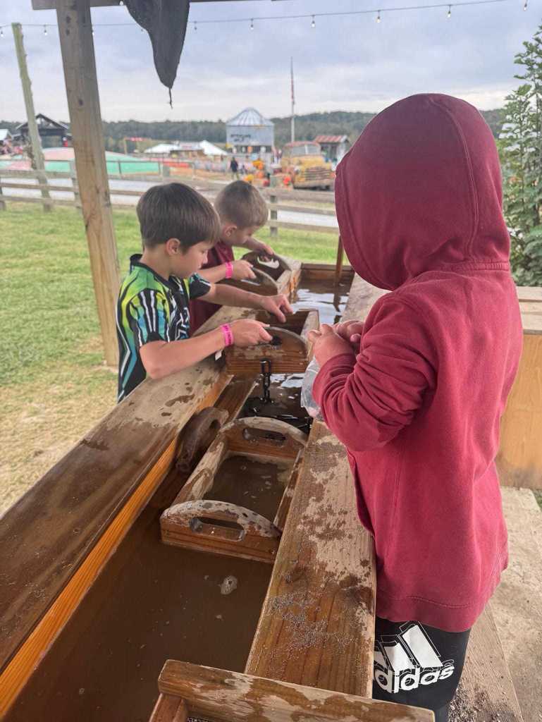 Friday was a fun day for our WES third graders at Jackson Farm!  Our students were recognized  for their good behavior and respectful attitudes — something that makes us extra proud of our students and teachers! ❤️🤍