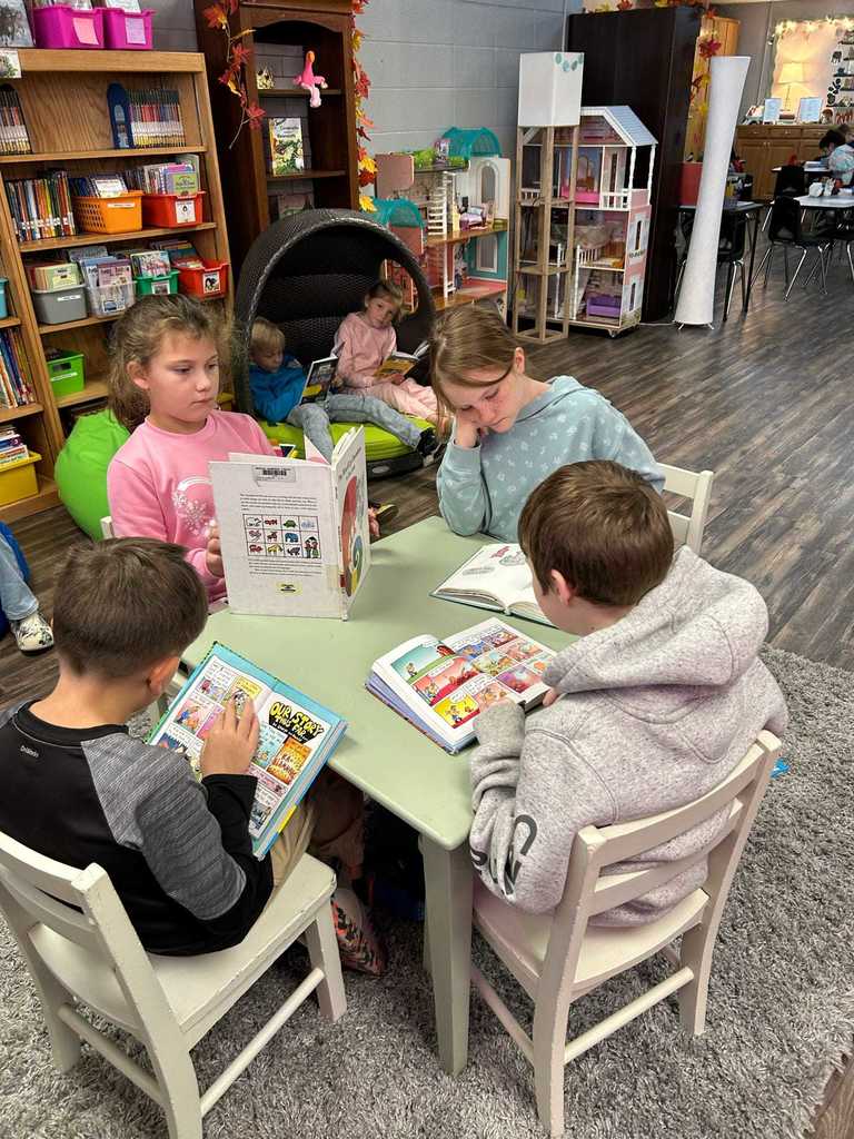 Students in Ms. Heidi Cline’s 2nd grade class spent time in the library this week enjoying their books and developing a love for reading.  ❤️🤍🥰