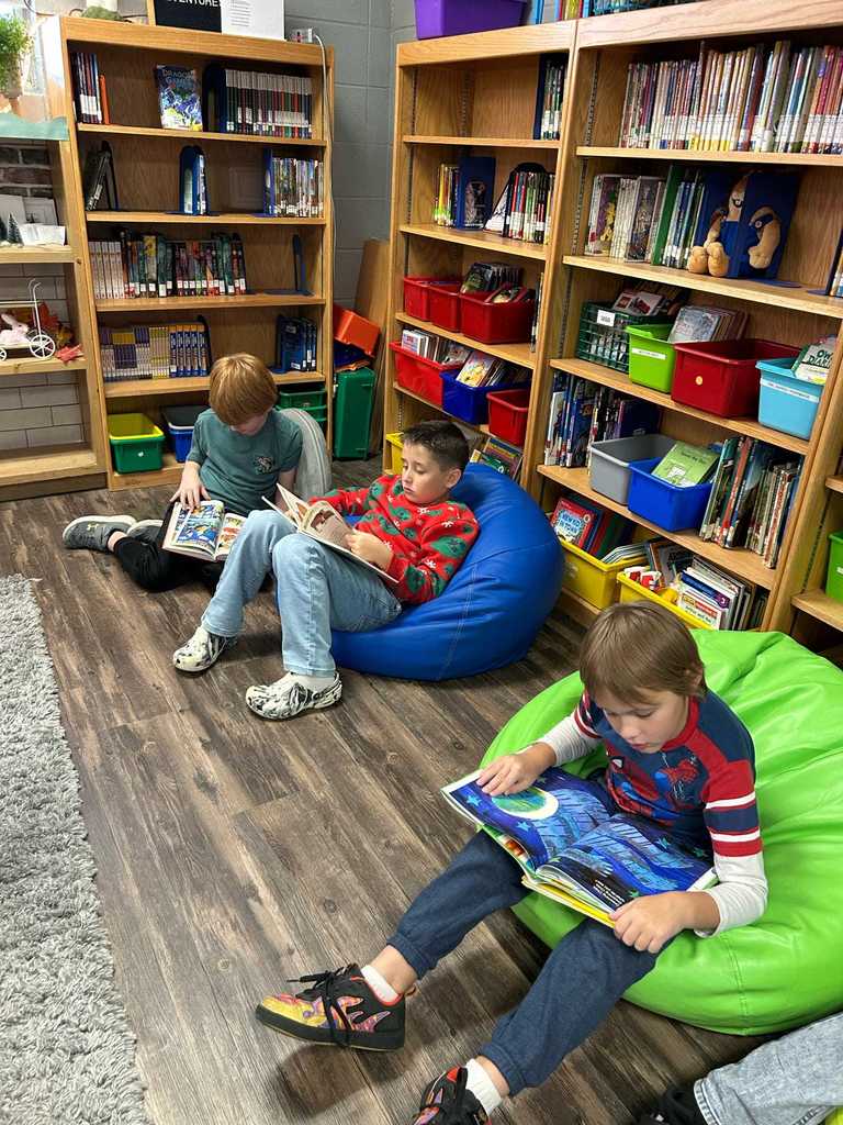 Students in Ms. Heidi Cline’s 2nd grade class spent time in the library this week enjoying their books and developing a love for reading.  ❤️🤍🥰