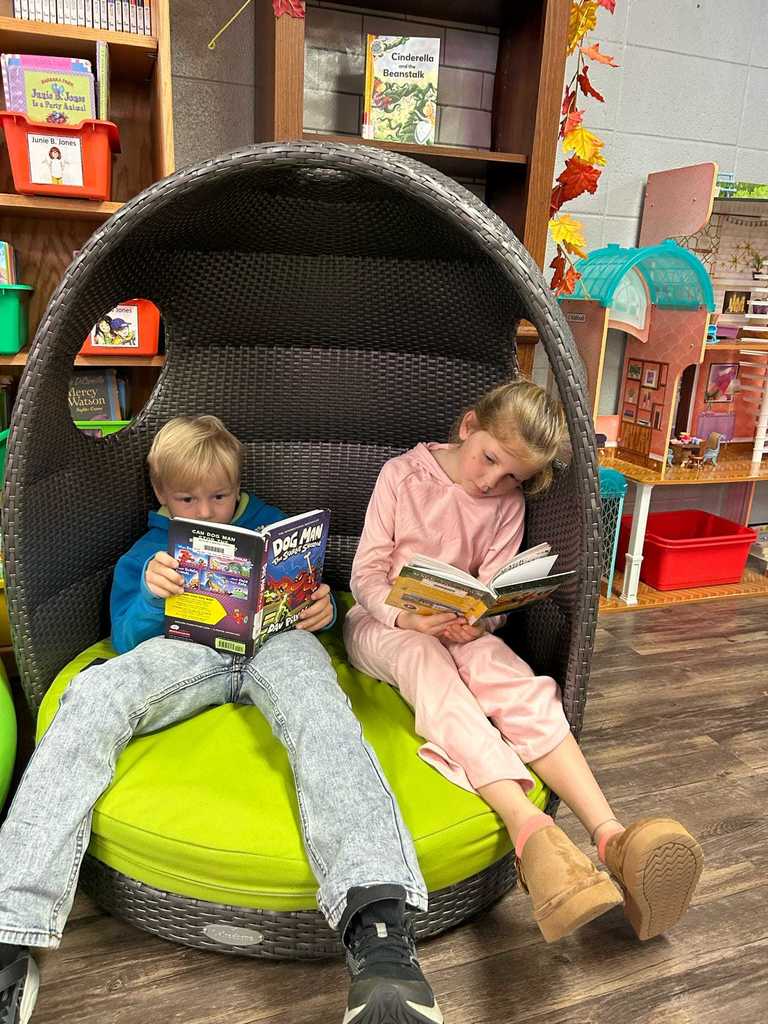 Students in Ms. Heidi Cline’s 2nd grade class spent time in the library this week enjoying their books and developing a love for reading.  ❤️🤍🥰
