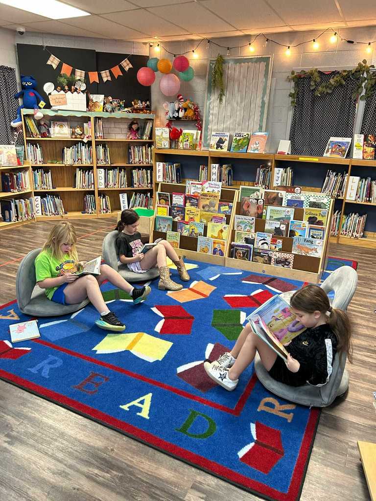 Students in Ms. Heidi Cline’s 2nd grade class spent time in the library this week enjoying their books and developing a love for reading.  ❤️🤍🥰