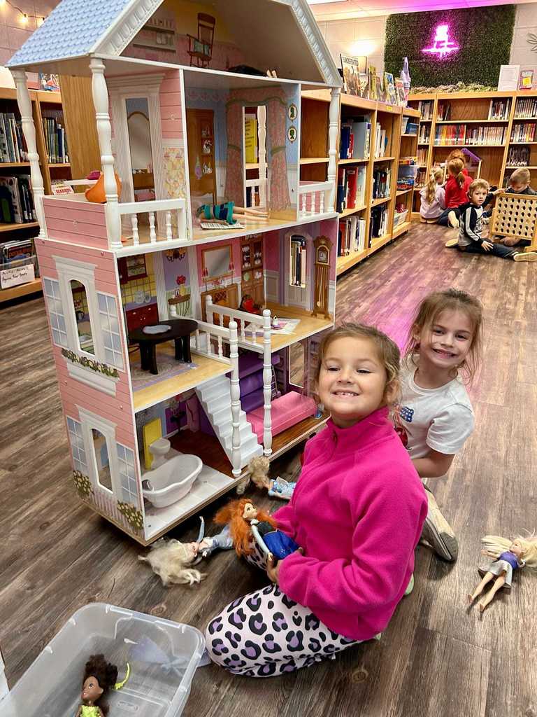 These Lil Warriors earned a special day in the library for showing star behavior!  Awesome job, Ms. Hufstedler’s class!  ❤️🤍
