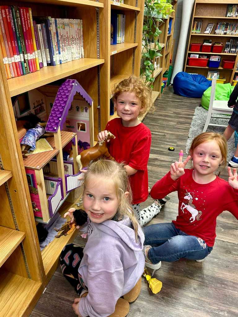 These Lil Warriors earned a special day in the library for showing star behavior!  Awesome job, Ms. Hufstedler’s class!  ❤️🤍