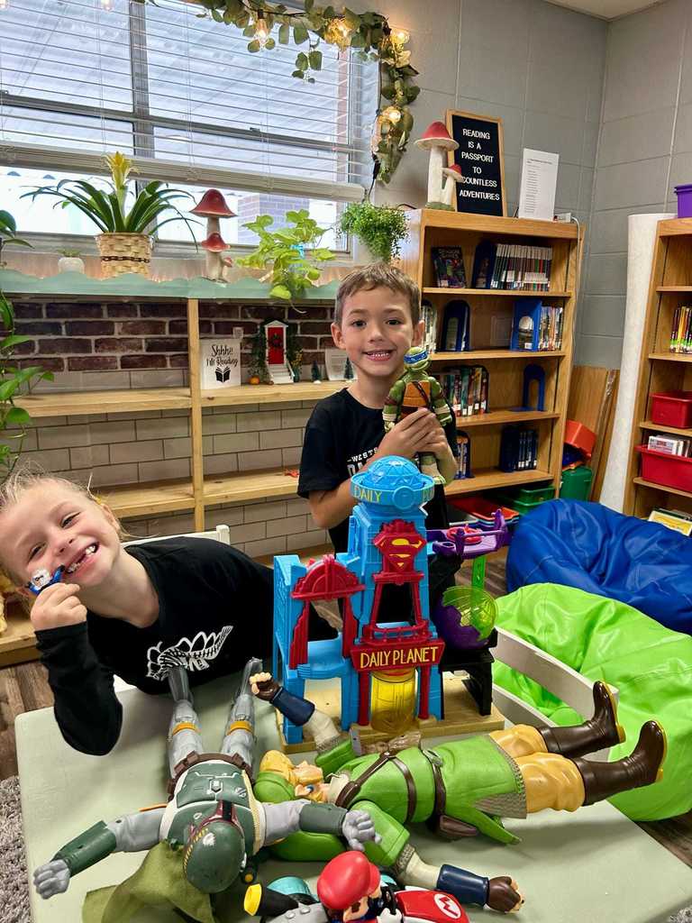 These Lil Warriors earned a special day in the library for showing star behavior!  Awesome job, Ms. Hufstedler’s class!  ❤️🤍