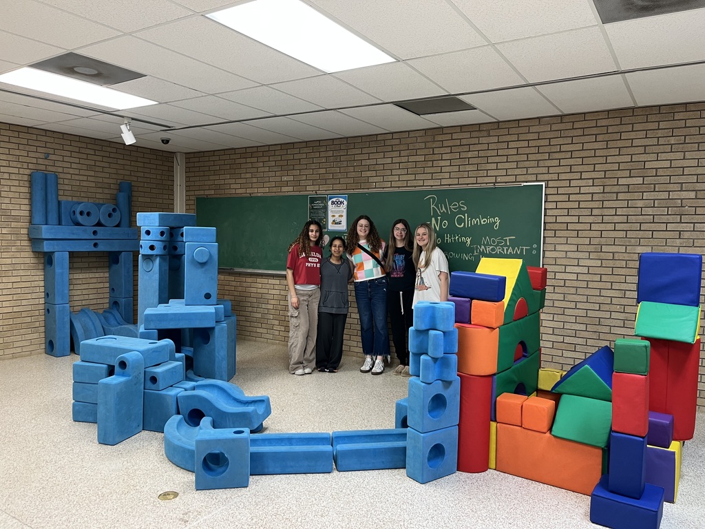 WHS Spanish Club students had a fantastic day at the ASU Museum! They participated in a scavenger hunt and got hands-on in the Tinker Shop, where they created flying objects, moving pictures, and even buildings.  Afterward, the group enjoyed a visit to Los Arcos, where students had the opportunity to try new foods and do a little shopping.  Great job Warrior for Westside so well and making the most of a fun and educational experience!  ❤️🤍