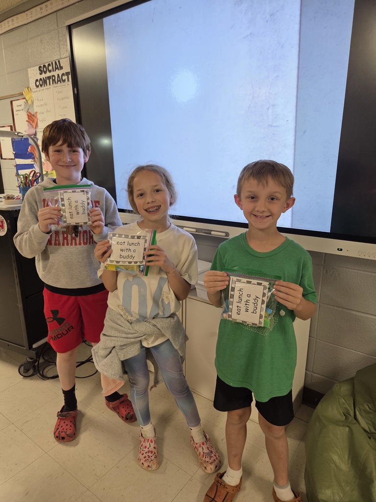 Mrs. Wilson’s 4th grade math classes worked in teams this week to review for ATLAS in a fun and engaging way!  Students chose their own teams and used their fraction skills to solve a math mystery.   The first, second, and third place teams even earned prizes!  Great job to all of our students for working together and sharpening those skills!   💪❤️🤍