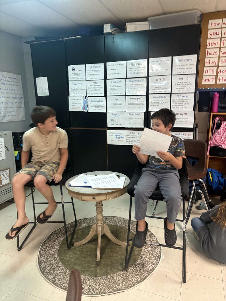 Ms. Cox’s fourth graders teamed up with partners to practice their spelling words by rolling the dice and spelling in different voices — baby, alien, monster, or whisper! 👽👶👹🤫 A fun way to make learning and practicing spelling words a little more exciting! ❤️🤍